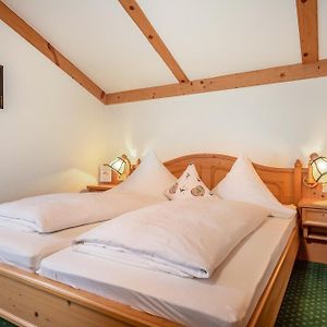 Großes Zimmer mit Kingsize-Bett